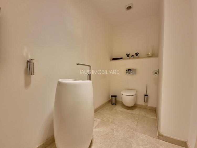 Vila deosebita  la un pas de mare mobilata si utilata - 13