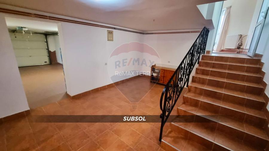 Casă / Vilă de lux cu 2 garaje, 10 camere de vânzare în BAIA MARE - 21