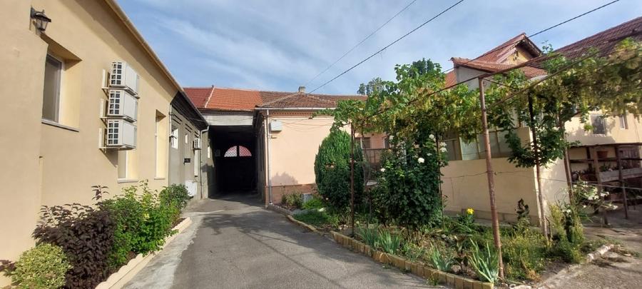 Casa de vanzare – zona centrala, locatie excelenta, front stradal 10m