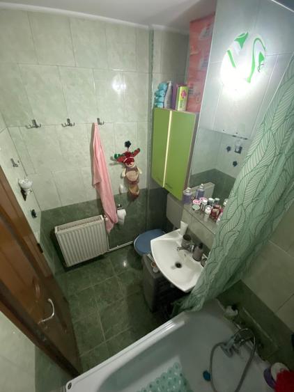 ENESCU , apartament cu 3 camere ,etaj 4 -acoperis!