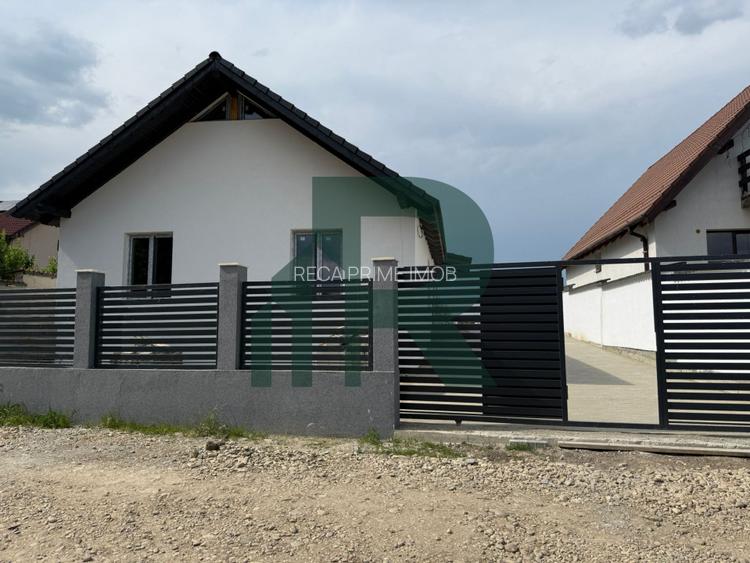 Casa individuala cu 4 camere 2 bai si terasa in Sura Mica - 2