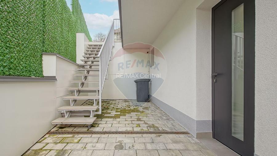 La poalele Tâmpei — vilă contemporană în Schei - 28