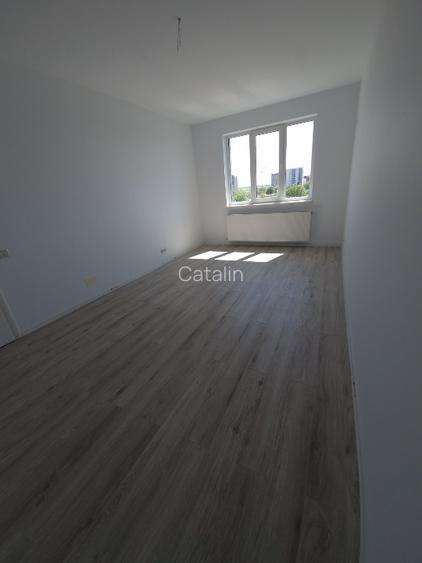 Vând apartament cu 2 camere, decomandat nou  + loc de parcare, situat in complex - 3