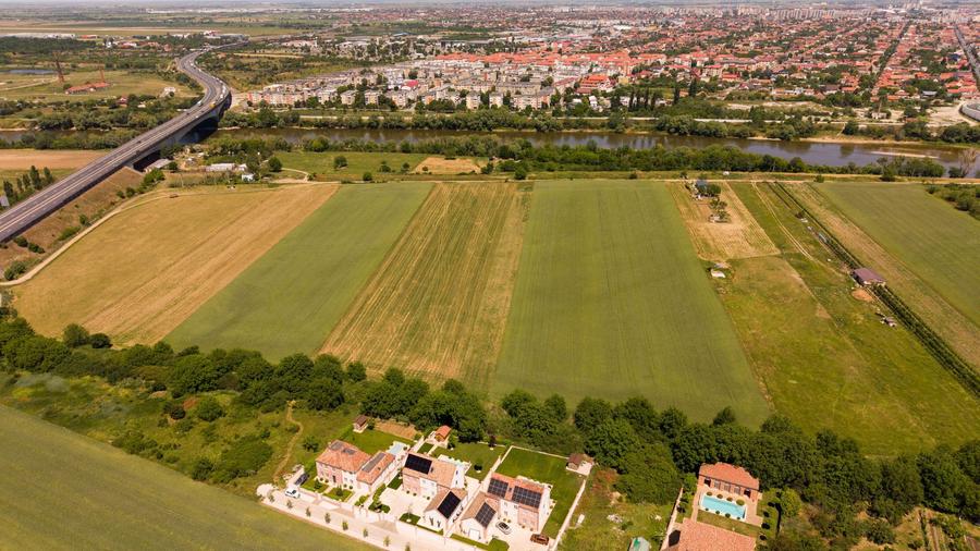 TEREN INTRAVILAN DE 4.500 MP ARADUL NOU