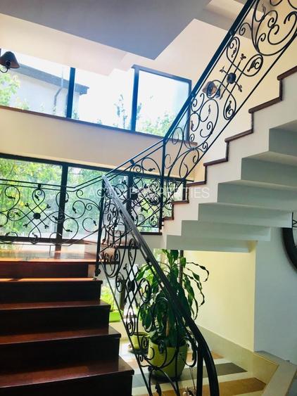 Vila exclusivista 2008,arhitect spaniola,5 dormitoare,5 bai,teren 1420mp,garaj 2 - 9