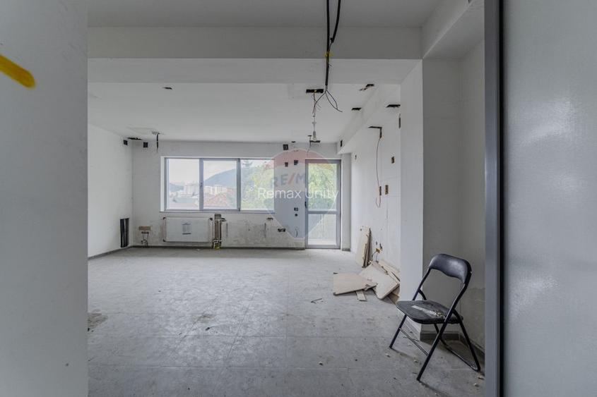 Cladire de 902 mp utili de vânzare, zona Grivitei - DN 13, COMISION 0 - 51