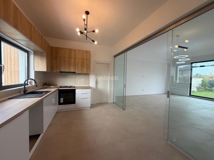 Vilă contemporană , finalizată în 2024, situată pe o stradă privată. - 2