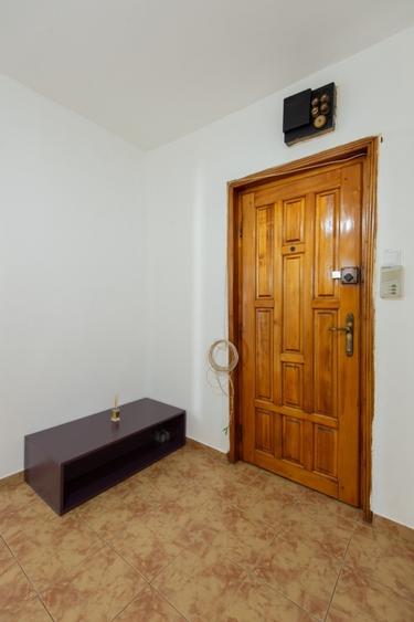 Vând apartament cu 2 camere, decomandat, etaj intermediar, Calea Sagului