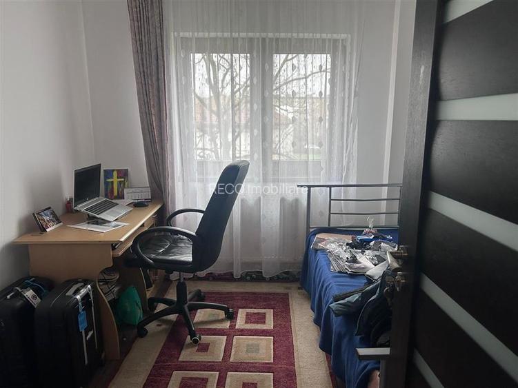 RECO Apartament 3 camere zona Rogerius etaj 2 - 5