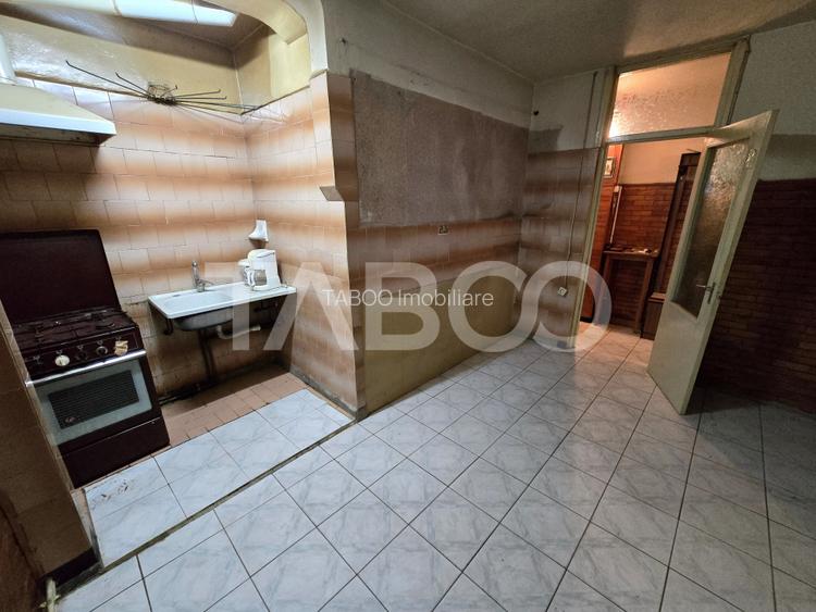 Apartament decomandat 4 camere 4 balcoane 2 bai etaj 1 Central Sibiu - 19