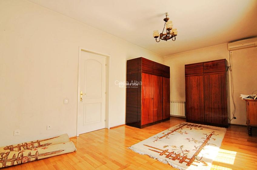 Centru, proprietate Parter + Etaj + Mansarda, disponibila imediat - 13