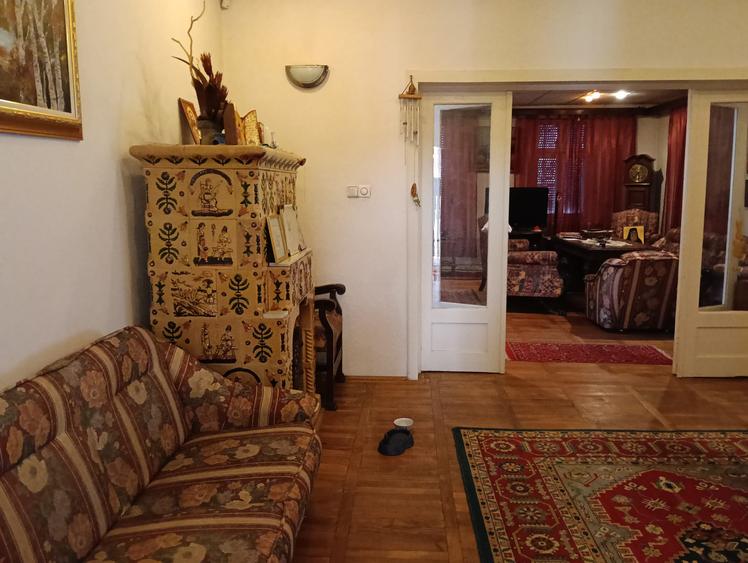 Casa interbelica, renovata total, centrul Perisului, cu vedere la lacul Cocioc