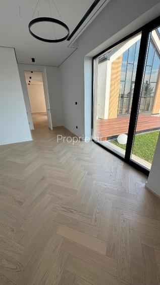 Casă Parter cu Design Minimalist și Piscină - 11