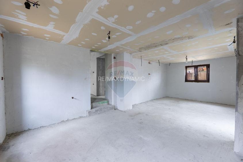 Casă cu 3 camere de vânzare, renovată la gri, teren 2100m Variașu Mare - 6