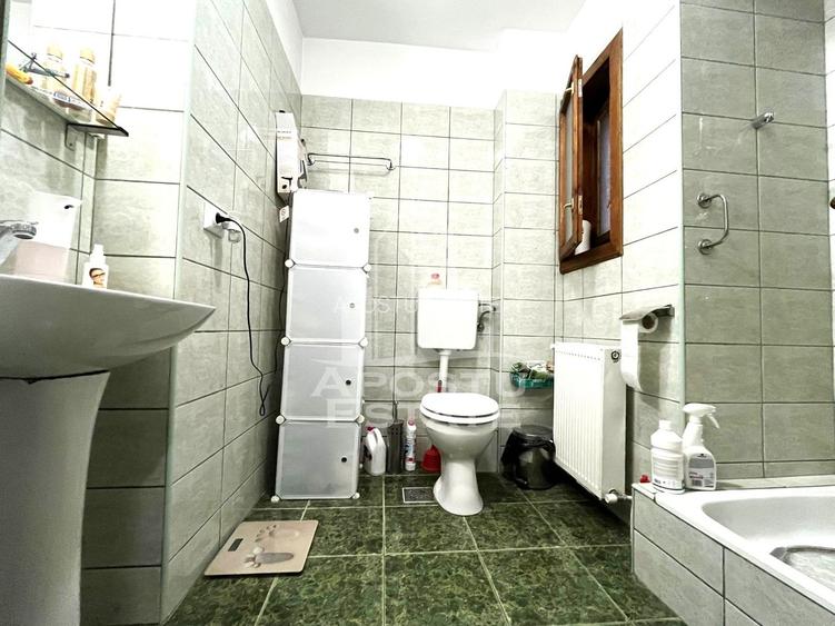 Casa individuala, 6 camere, 3 bai, garaj,acces auto, teren de 411 - 15