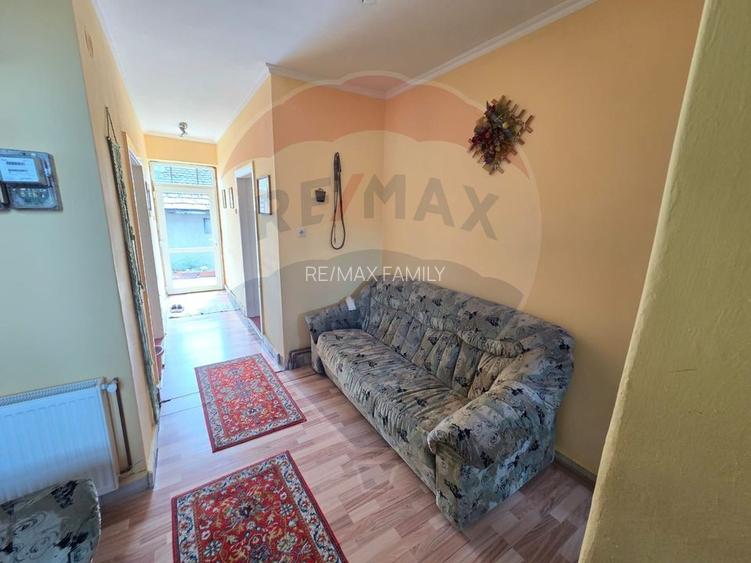 Casă cu etaj , curte proprie - 8