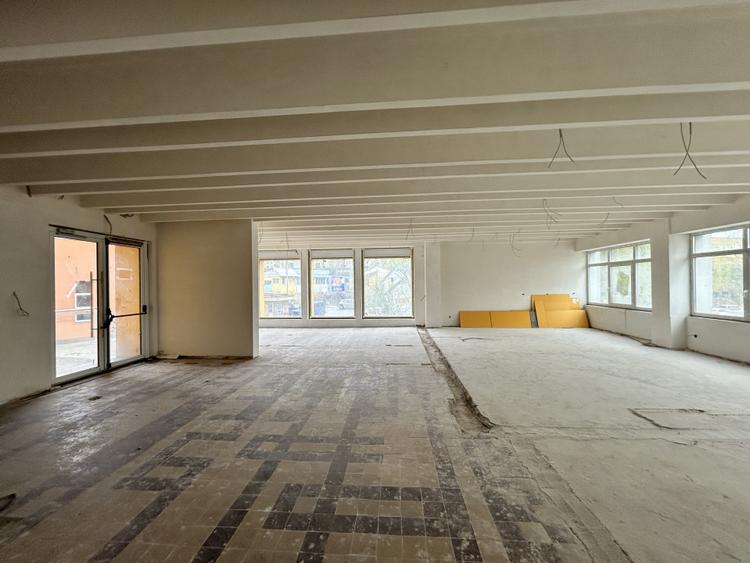 Cladire de vanzare D+P+4 cu 4670mp utili si curte 3650mp la 1280euro/mp
