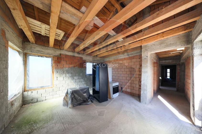 Duplex  la roșu cu 2 apartamente - 6 camere, terase generoase și curte - 7