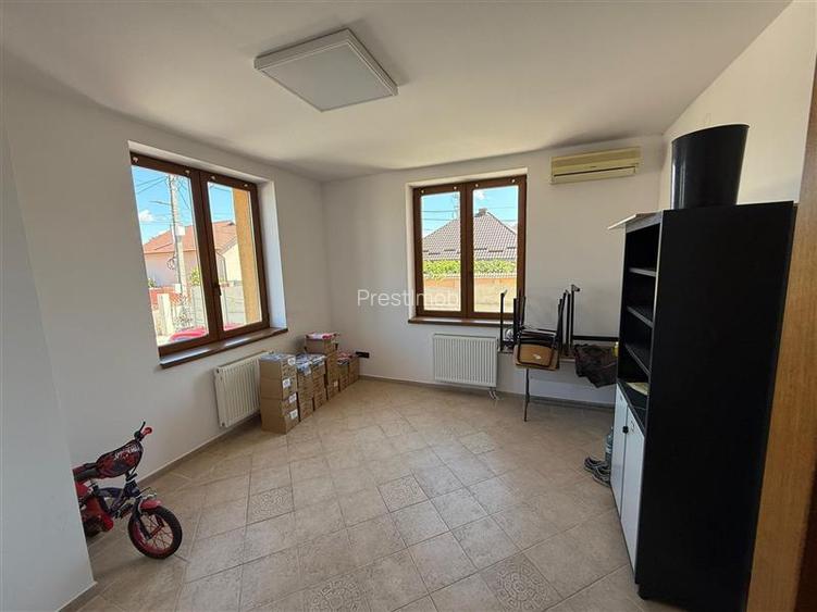 De inchiriat spatiu birouri, 10 birouri , 4 bai, garaj, 4 bai si teren 10 arii,S - 12