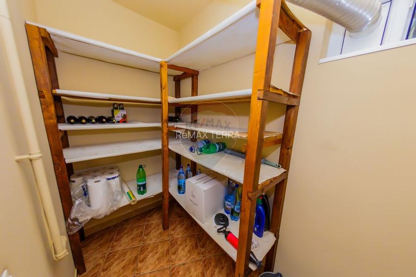 Casă cu 7 camere, 10 ari de vânzare la drumul principal cu 2 intrari - 25