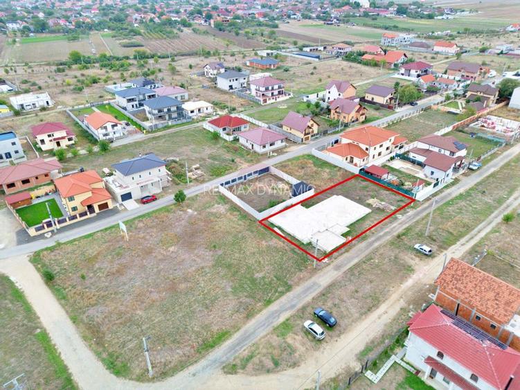 Teren 805 m², front stradal 40 ml, fundație existentă - 2