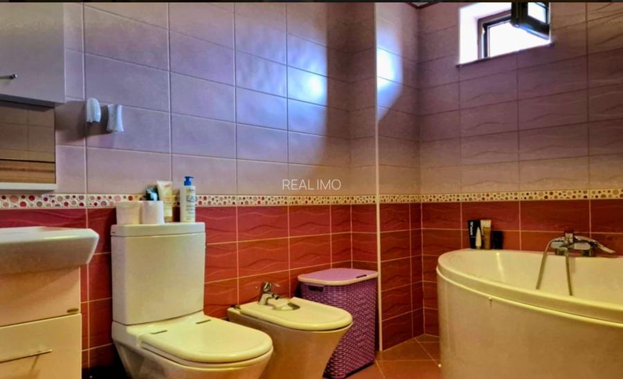 Cauți o casă mare sau spațiu pentru business? Aici le ai pe ambele! - 28