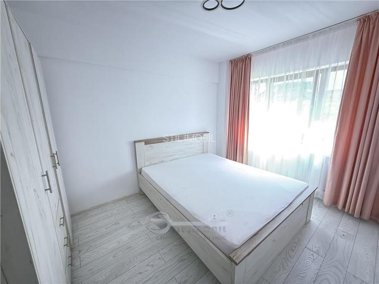 2 CAM BUCIUM INTABULAT PE IASI , GEAM LA BAIE, MOBILAT UTILAT - 2