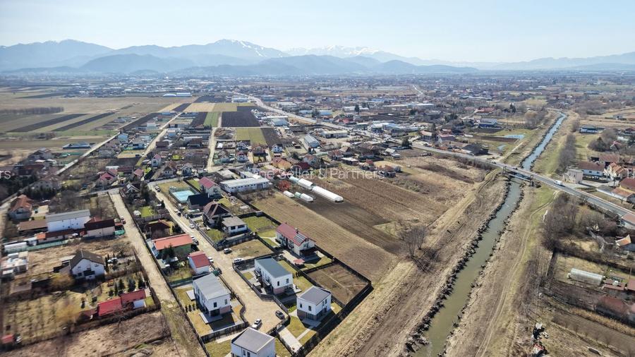 Teren intravilan cu hala construita - 10