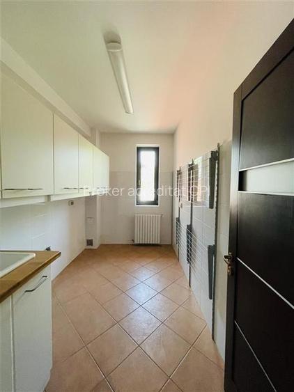 VANZARE VILA 8 CAMERE 652 mp teren zona Sisesti Sector 1 - 15