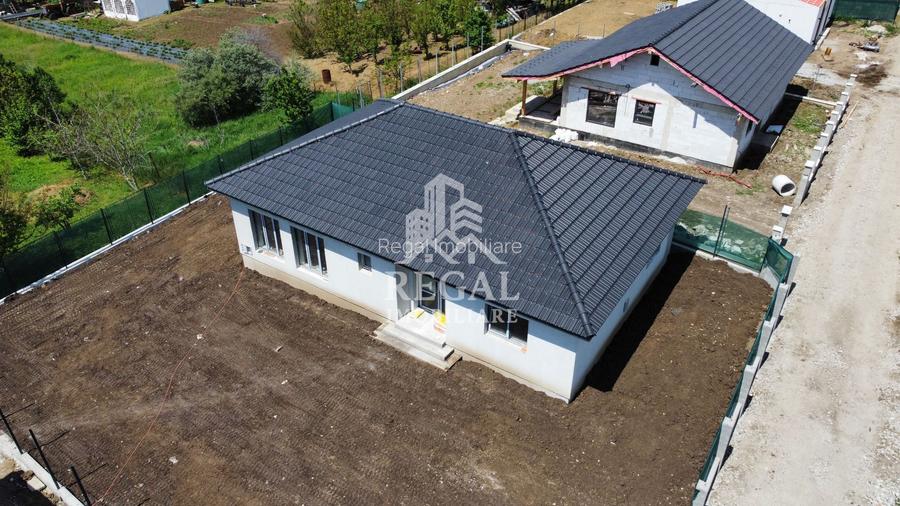Casă de vânzare în Buituri – ideală pentru personalizare - 11