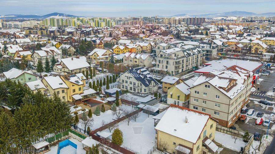 Casă spațioasă 350 mp utili, Teren 650 mp, Garaj subteran, Tractorul - 52