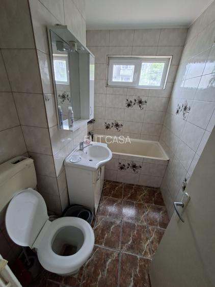 Apartament 2 camere, etajul 2/4, zona Podu Ros - 8