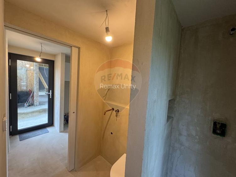 Doua case la munte, cu vedere superba, localizate in Poiana Marului - 12