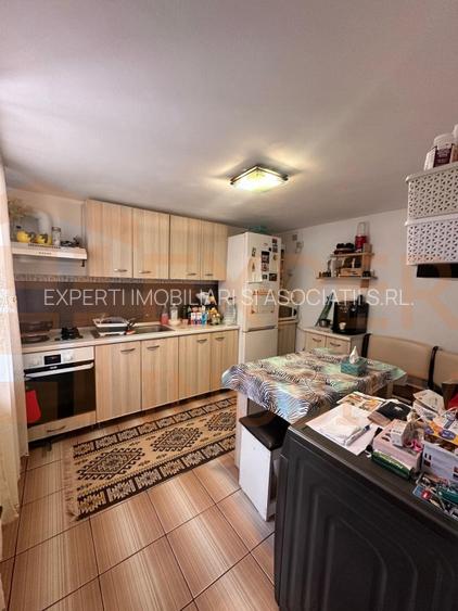 Casa de vanzare, 3 camere,  situata in zona CET - 5