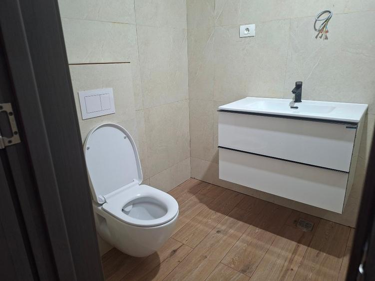 2 Ap in fata resortului Phenicia din Mamaia . Frontala la Mare + Loc Parcare