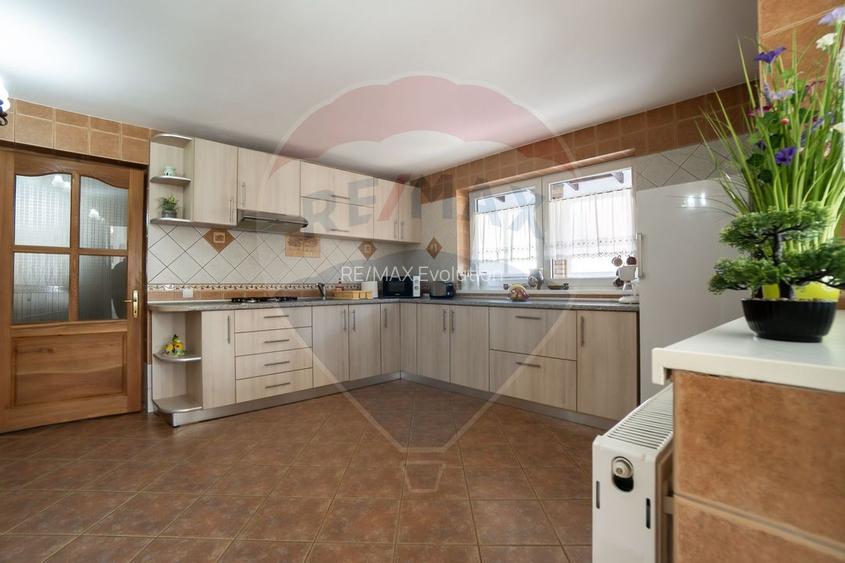 Oportunitate rară: Casă de vacanță sau Pensiune în Poiana Mărului - 12