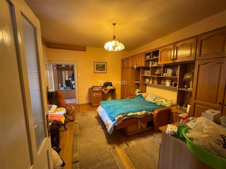 Casa independenta , vintage de vanzare , 300 mp cu teren de 1493 mp Sancrariul d - 7