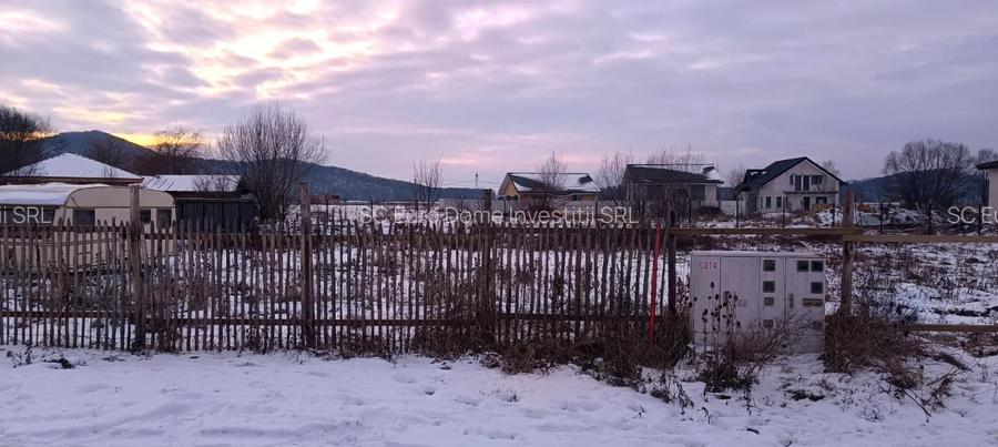 Lot de teren cu toate utilitatile intre case locuite - 5