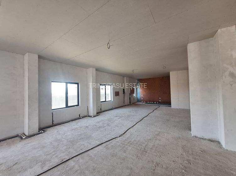 Spatiu Comercial - Bloc Nou - Stradal - 560 mp - 8 parcari - 9