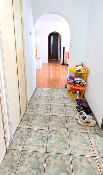 INTABULAT Apartament 3 camere 70 mp, mobilat, boxa 10 mp