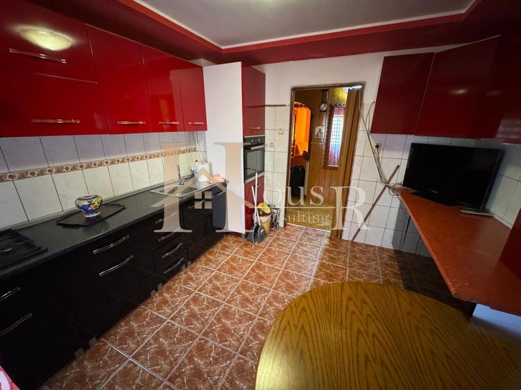 Etaj 2.Bloc izolat.Centrala proprie.Vedere 2 parti