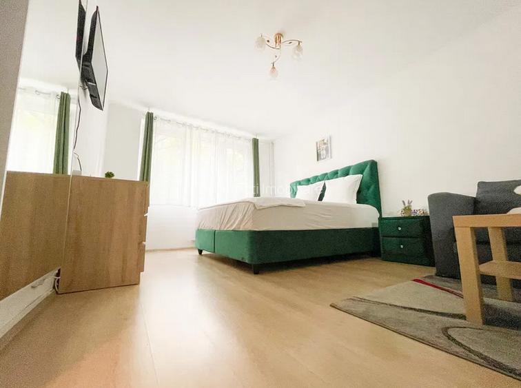 Titan,Metrou 1  Decembrie 1918,Parter/4,Bloc 1980,Decomandat,Geam baie! - 3