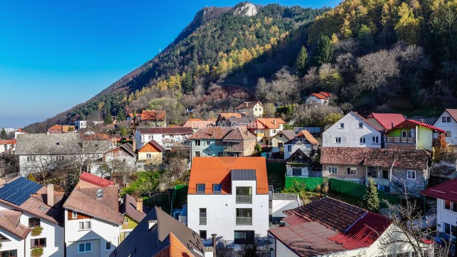 La poalele Tâmpei — vilă contemporană în Schei - 3