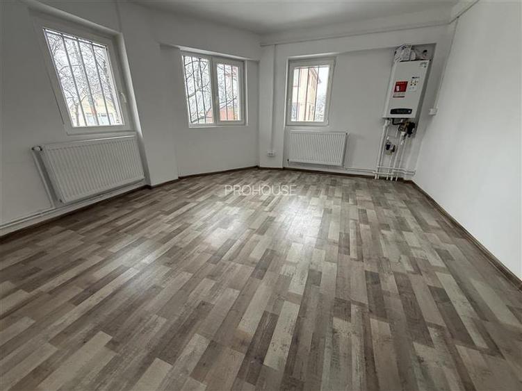 Adjud - spatiu comercial renovat complet - 11