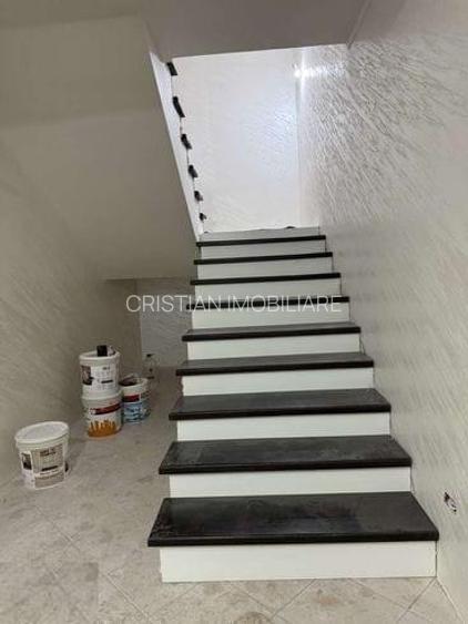 Super Vila! P+1+M, teren 4000 mp, constructie anul 2000, la 30Km de Braila - 6