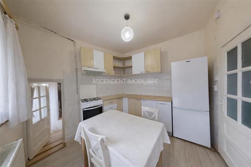 Casuta singura in curte, in Cetatea Medievala a Brasovului - 3