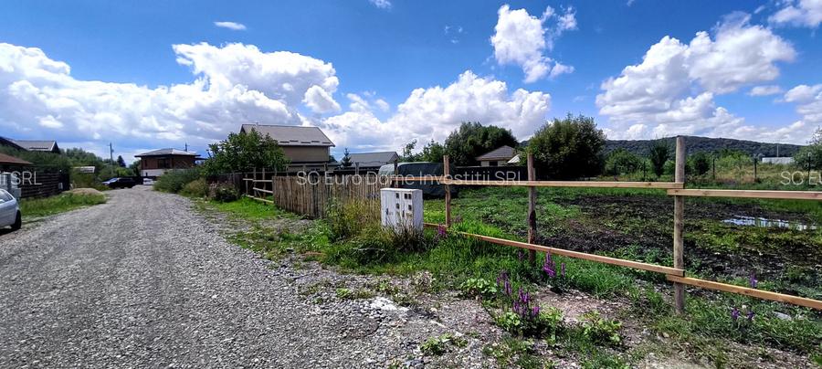 Lot de teren cu toate utilitatile intre case locuite - 11