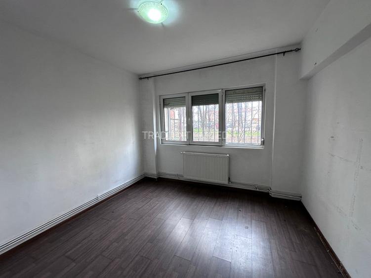 Mc  Piața Progresul.Parter .3 camere decomandate. - 3