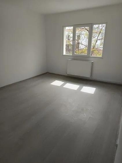 2 camere decomandat 56mp etaj 2 bloc 1985 zona pizza nico
