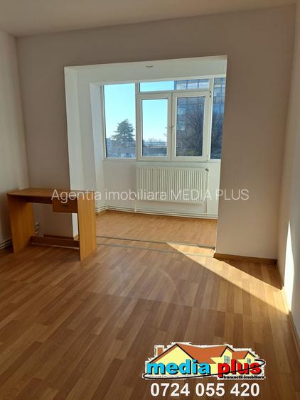 Se vinde un apartament cu 4 camere decomandat, situat în zona Port – Centru, - 2